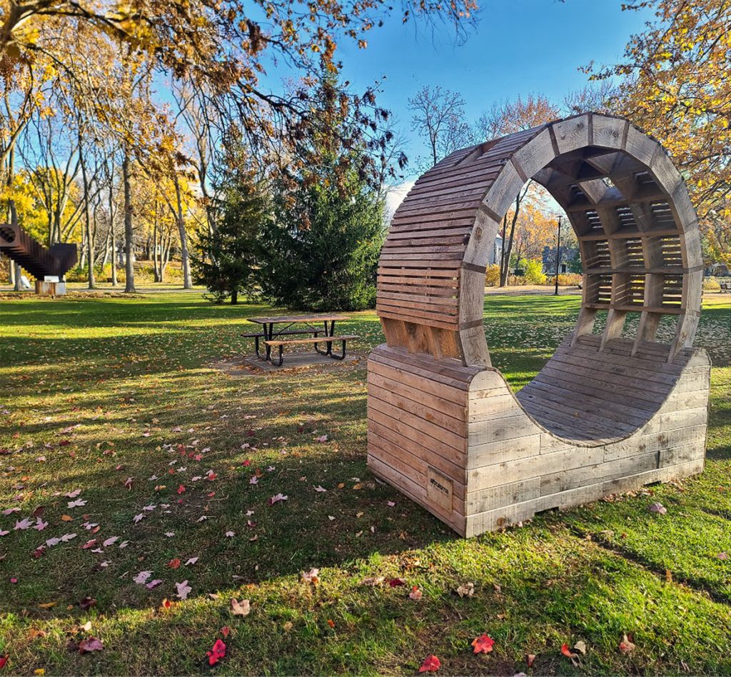 Installation circulaire en bois brut dans un parc public
