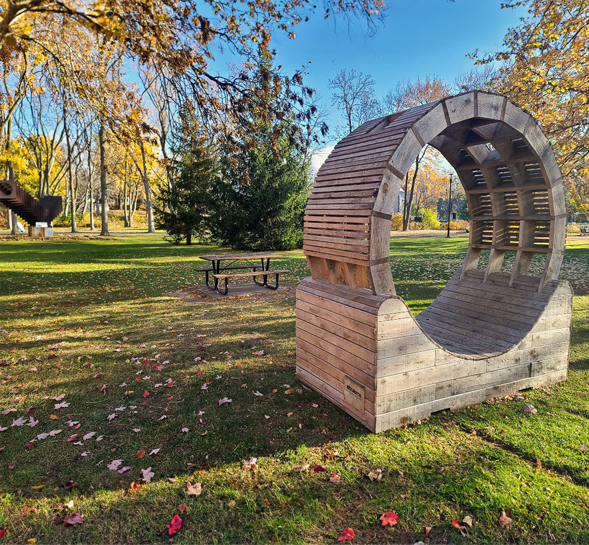 Installation circulaire en bois brut dans un parc public