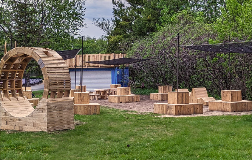 Espace public aménagé avec assises modulaires et structures en bois