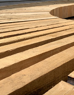 Gros plan sur les lames en bois brut d'une table circulaire