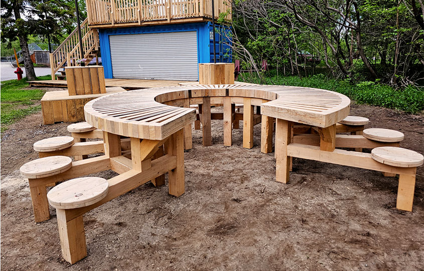 Table ronde en bois avec assises intégrées pour espace public