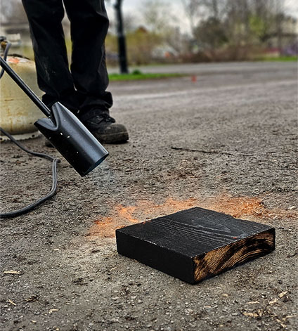 Traitement par brûlage d'une pièce de bois pour mobilier urbain