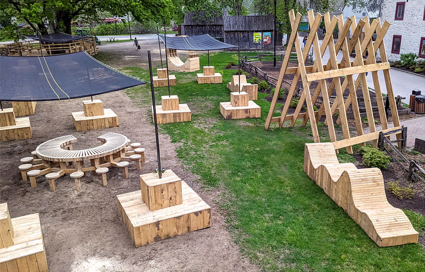 Vue aérienne d'un espace public animé par mobilier et ombrages en bois