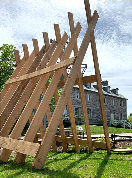 Installation temporaire d'une structure en bois à ossature triangulaire