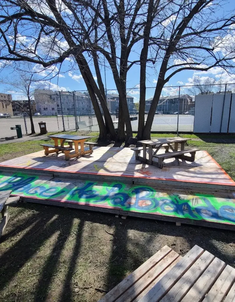 Ancienne plateforme en bois avec graffitis avant aménagement de la terrasse