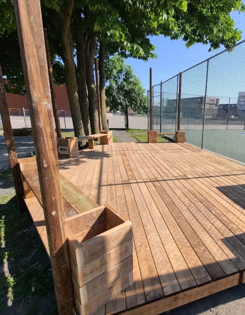 Bancs bas en bois intégrés avec jardinières sur terrasse publique