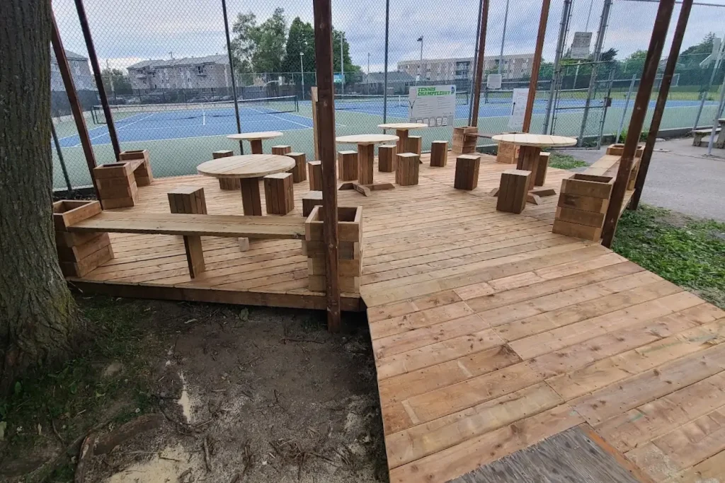 Construction d'une terrasse en bois brut avec bancs intégrés