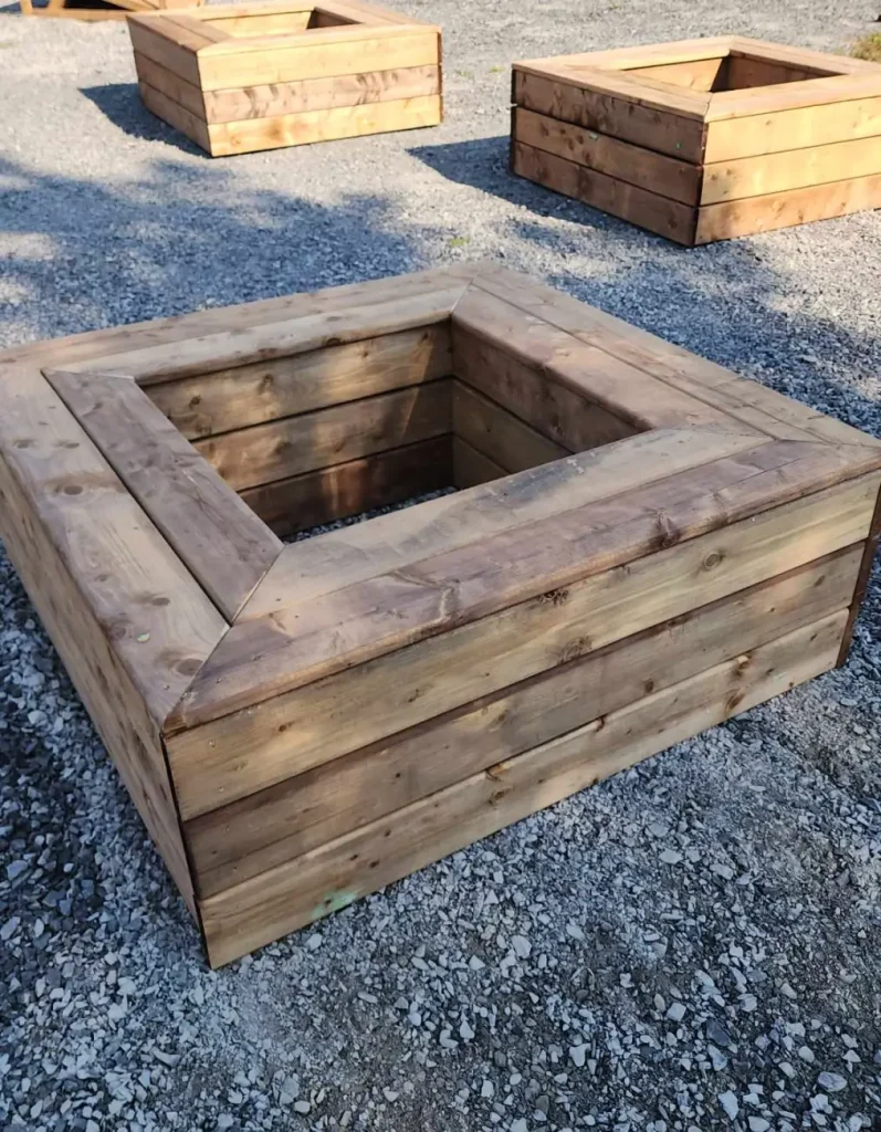 Bac en bois pour arbre dans l'espace Oasis Cartier