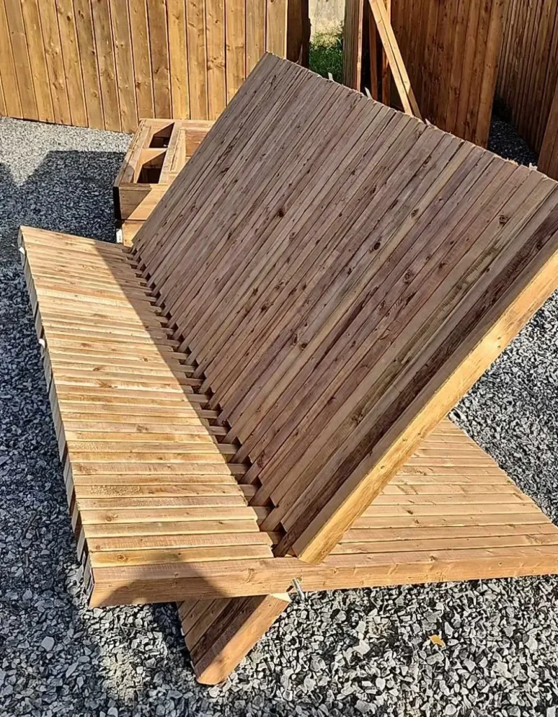 Chaise double en bois installée à l'oasis cartier