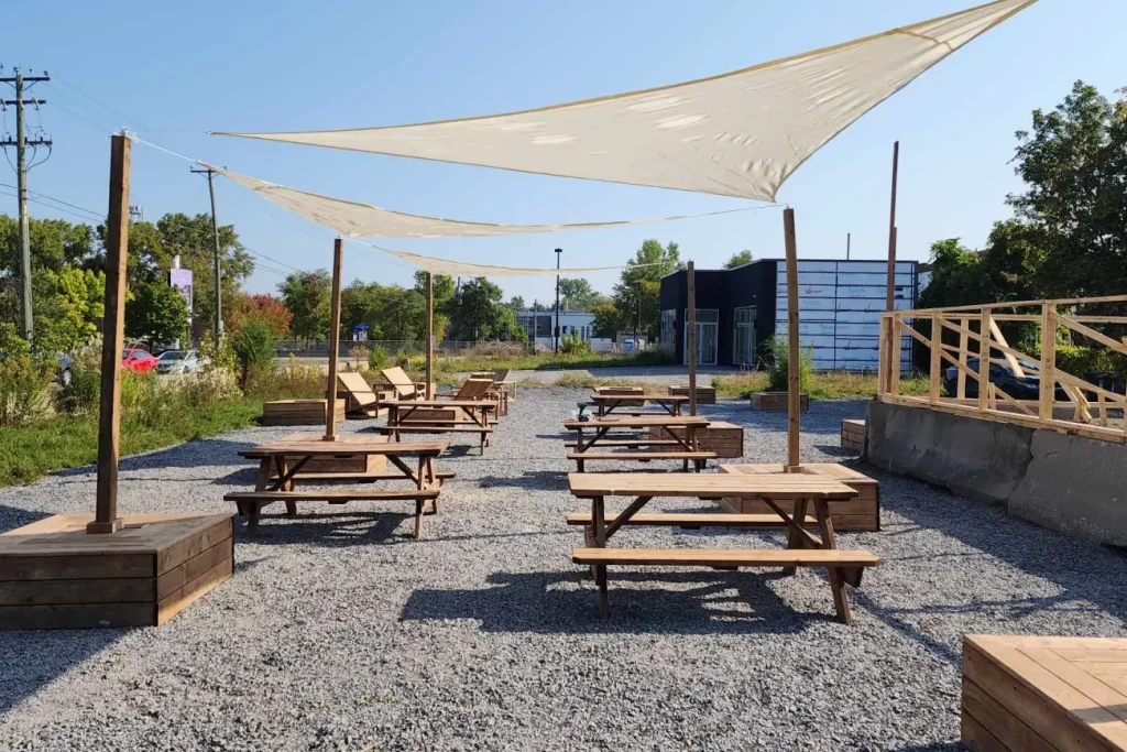 Espace pique-nique ombragé pour tous à l'oasis cartier