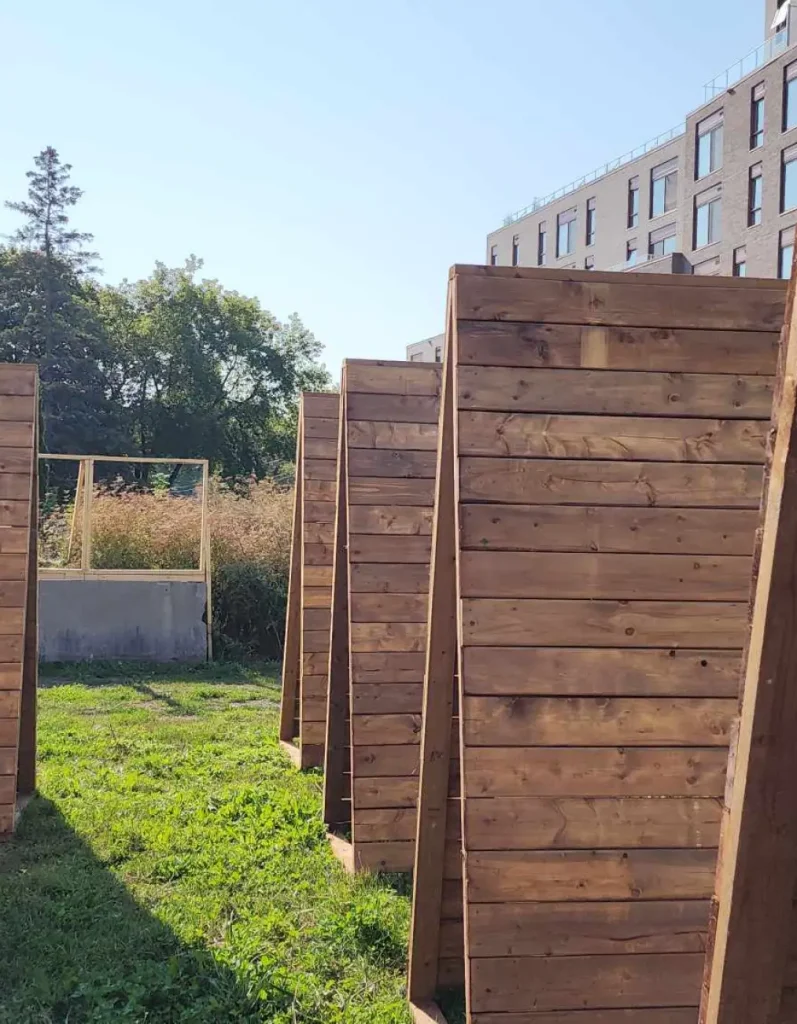 Structures en bois formant des toitures dans l'oasis cartier