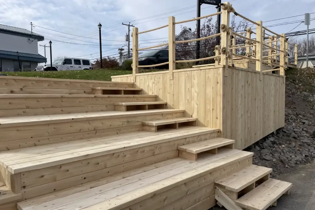 Escalier en bois menant à l’esplanade du quai de Saint‑Sulpice.