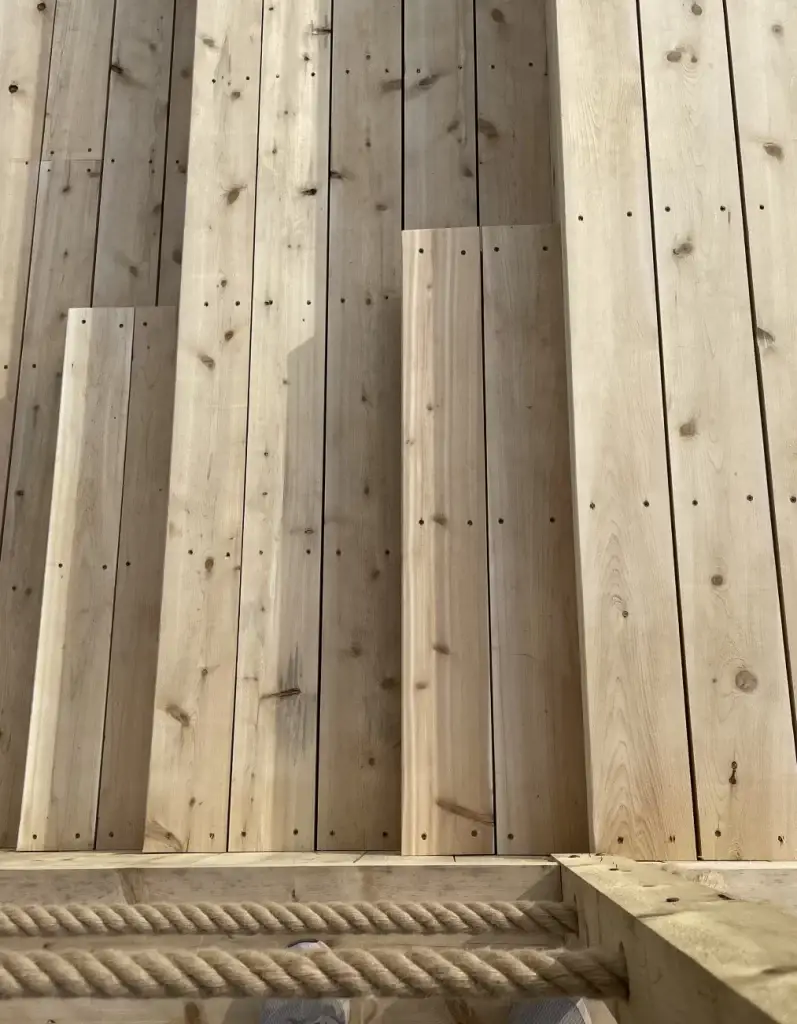 Planches de bois, détail de la plateforme au quai de Saint‑Sulpice.