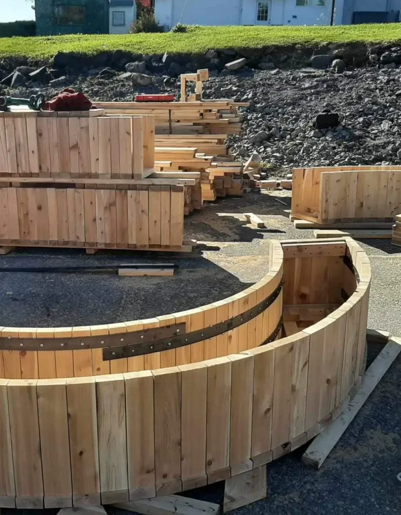 Assemblage d’un banc demi‑cercle en bois, chantier quai Saint‑Sulpice.