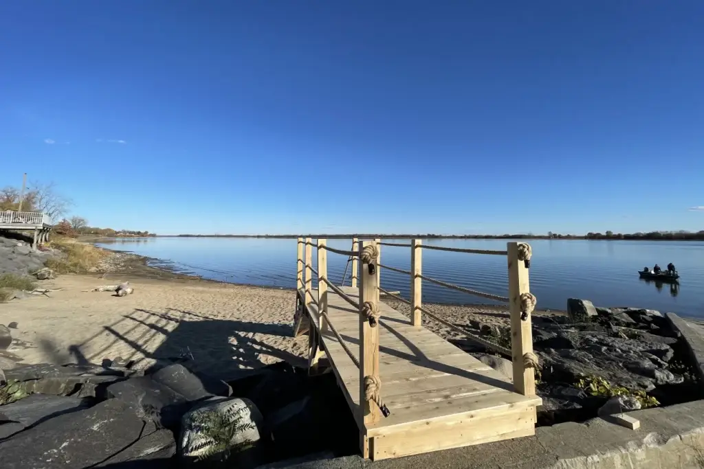 Belvédère en bois s’avançant vers le fleuve, projet Altruisma.