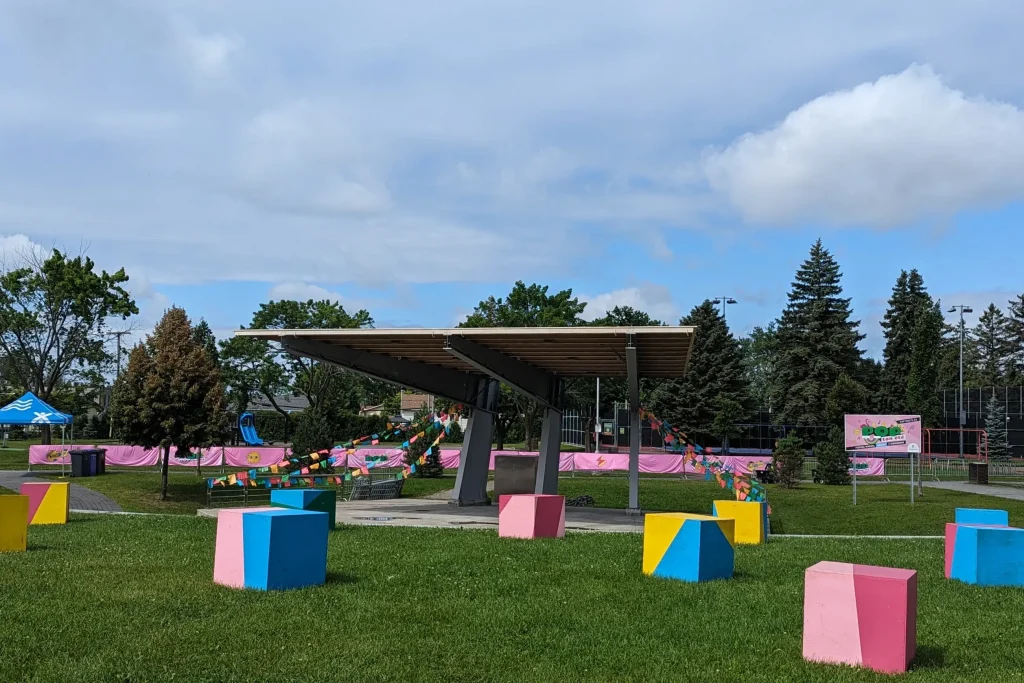 Structure scénique entourée de cubes peints, festival POP ton été Terrebonne