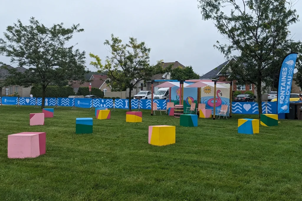 Vue large du festival POP ton été à Terrebonne, cubes d’assise colorés sur pelouse