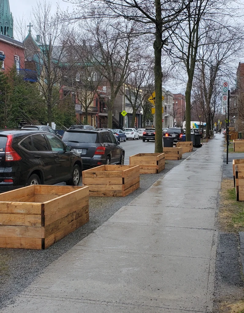 Rangée de grands bacs en bois neufs le long de la rue avant remplissage à Montréal