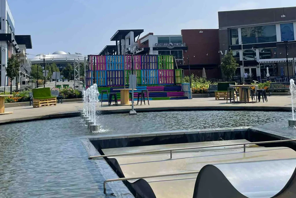 Fontaines devant backdrop de palettes colorées au Centropolis, Laval