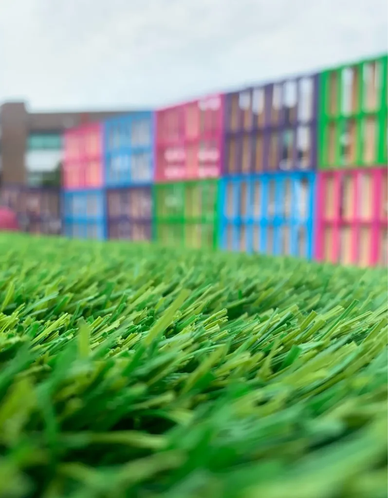 Gros plan de tapis gazon devant backdrop de palettes, Centropolis, Laval