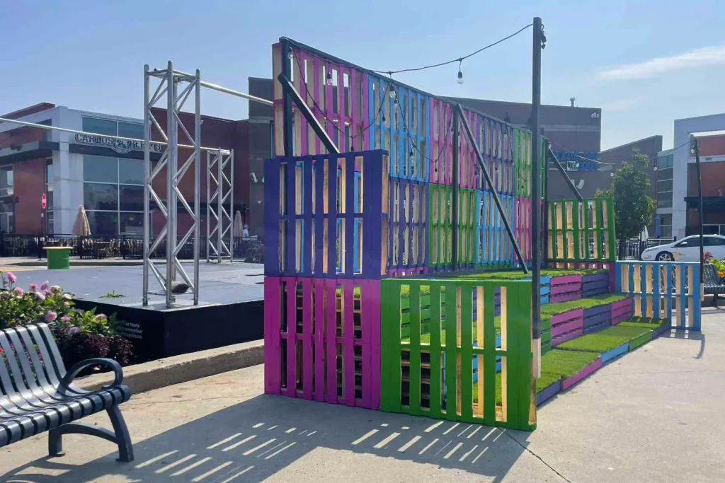 Mur-scène en palettes de bois peintes près de la scène, Centropolis, Laval