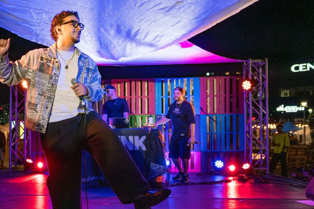 Performance de soirée devant backdrop de palettes colorées, Centropolis, Laval