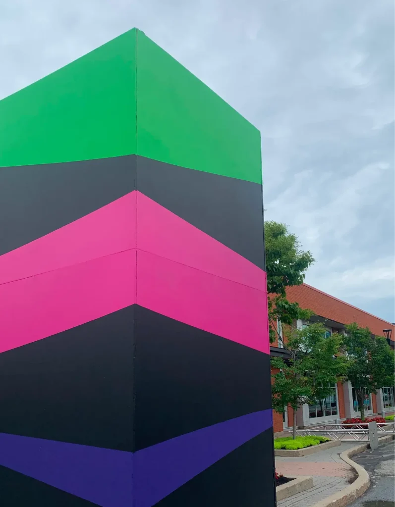 Tour rectangulaire peinte vert, rose, noir et violet au Centropolis, Laval