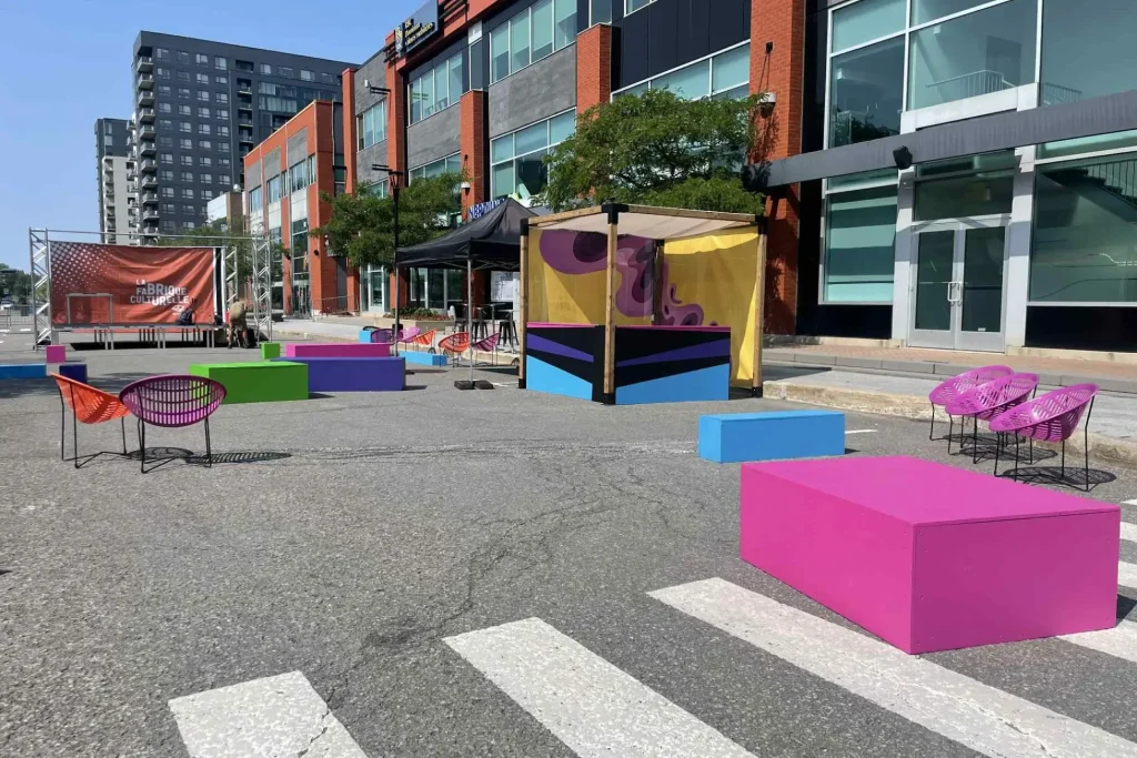 Zone détente avec modules colorés, pergola et scène à Centropolis, Laval