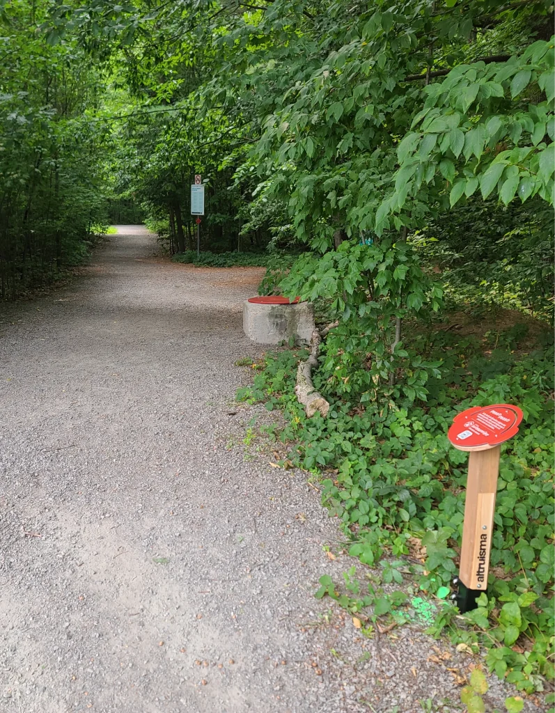 Entrée du sentier forestier avec borne ronde à Mascouche