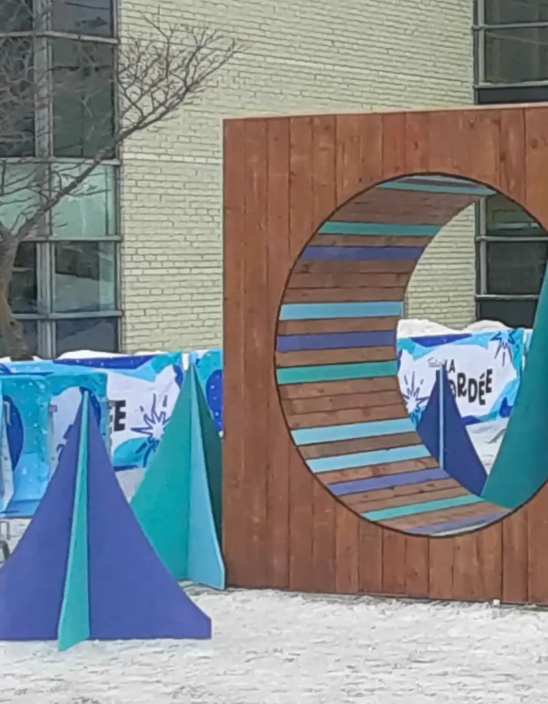 Arche circulaire en bois et pointes bleutées intégrées au parcours photo du Carnaval d’hiver La Bordée.