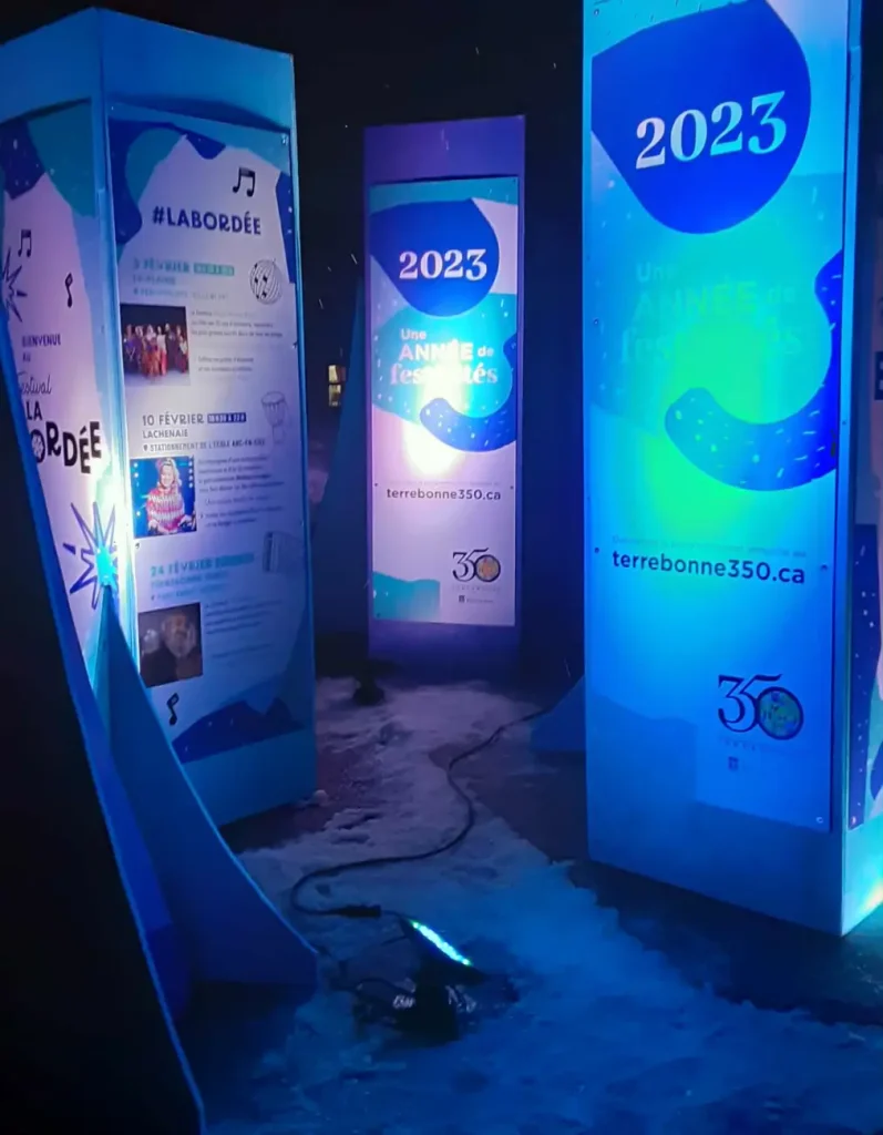 Parcours de colonnes éclairées créant une ambiance immersive le soir au Carnaval La Bordée.