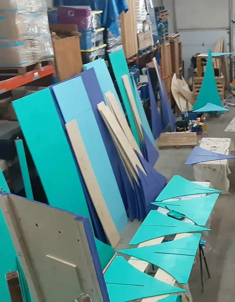 Pièces de décor turquoise et bleu en fabrication dans l’atelier d’Altruisma pour La Bordée.