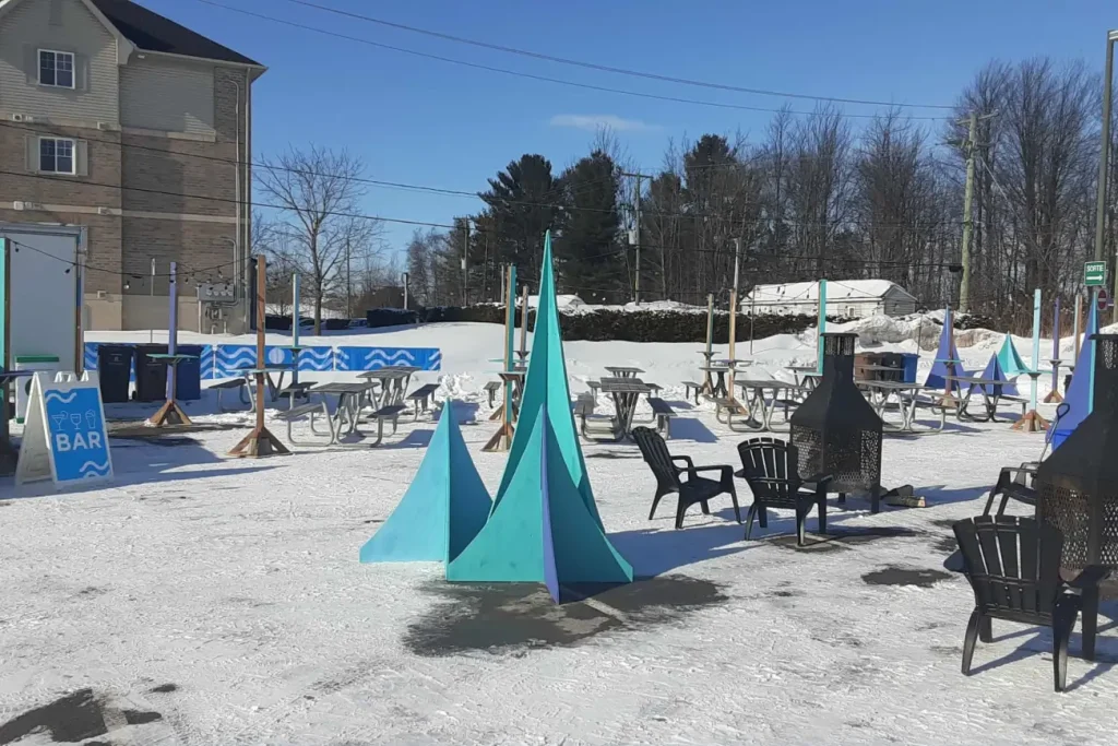 Pointes décoratives et aires de détente installées sur le site enneigé du Carnaval La Bordée.