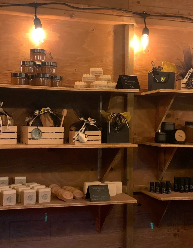 Intérieur d’une maisonnette : étalages d’artisans éclairés, ambiance chaleureuse du marché.