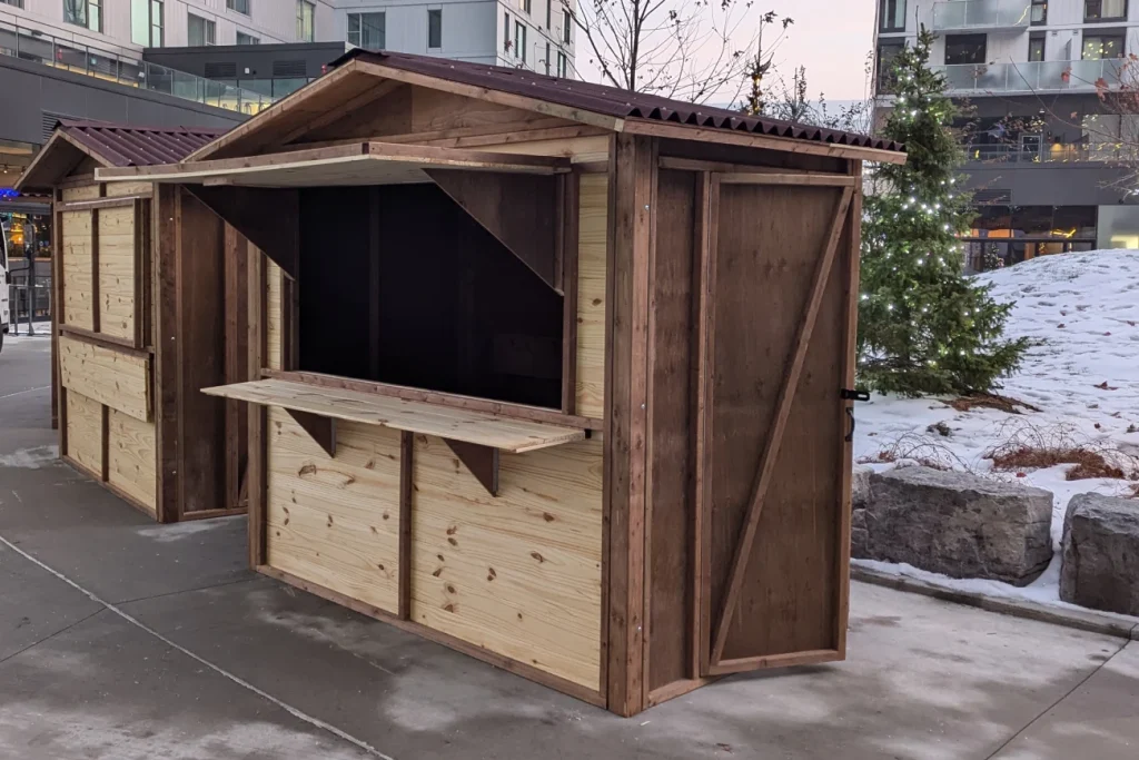 Kiosque en bois avec comptoir relevable, structure démontable conçue par Altruisma.