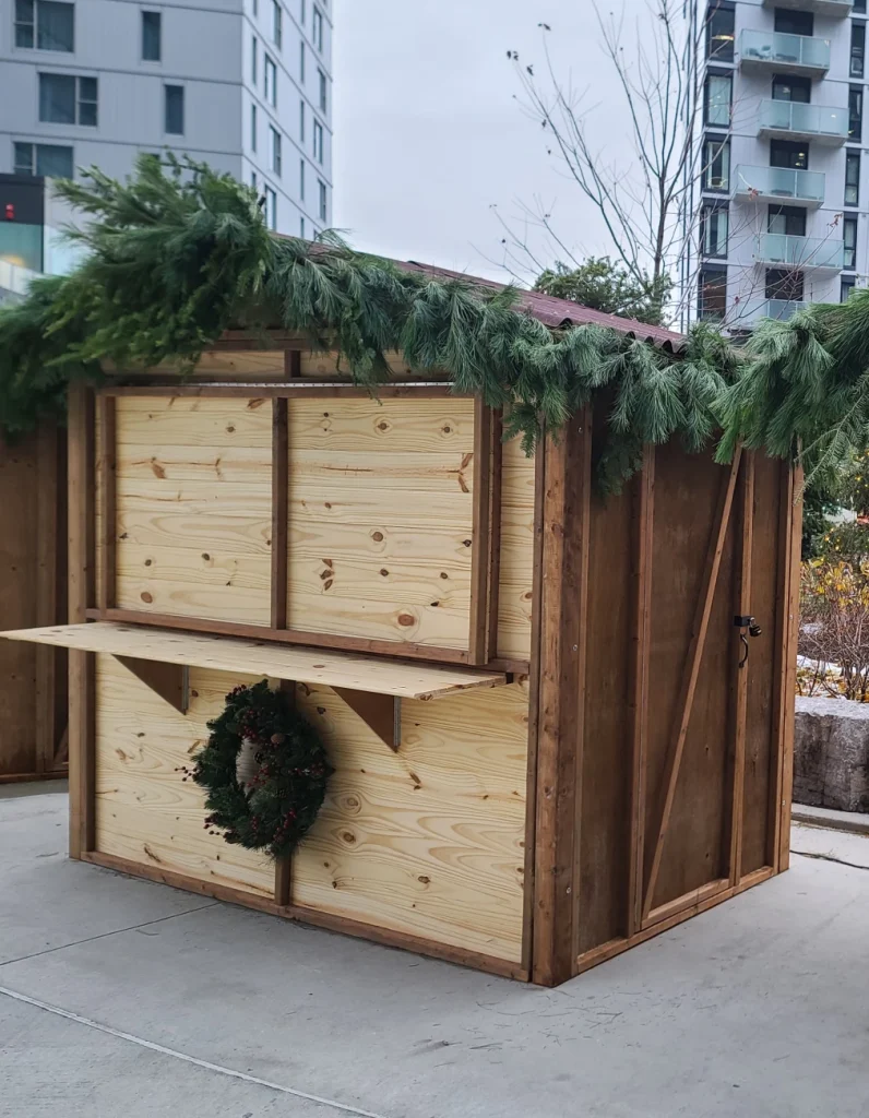 Maisonnette rustique avec couronne de sapin, design traditionnel à Espace Montmorency.